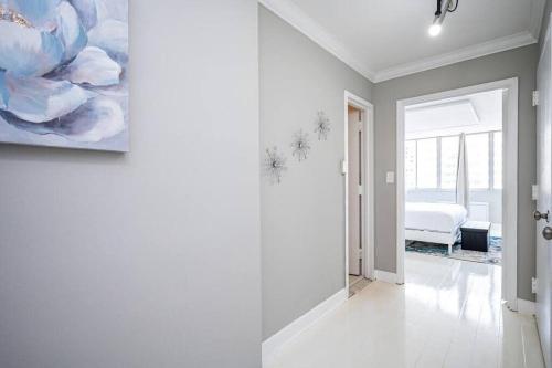 a white room with a painting on the wall at Atlanta Downtown! City Life! ONSITE PARKING LM1701 in Atlanta