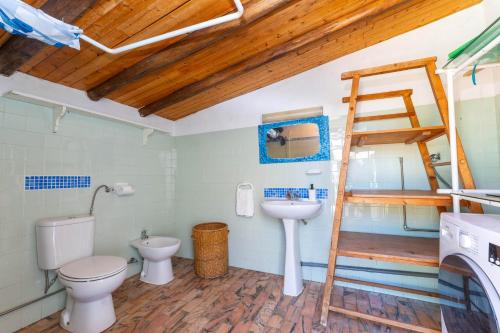uma casa de banho com uma escada, um WC e um lavatório. em Sagres, Aloha Beach House, 500 meters from Tonel beach em Sagres