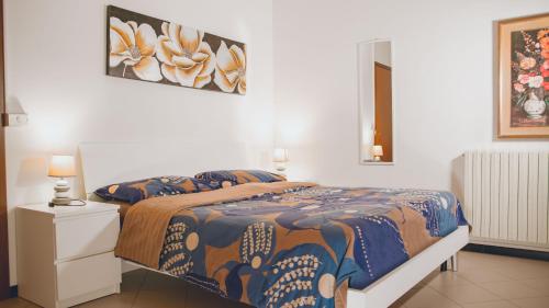 1 dormitorio con 1 cama y una pintura en la pared en Lovely 1-Bed Apartment in Montagnana, en Montagnana
