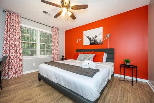 ein Schlafzimmer mit einem großen Bett mit orangefarbenen Wänden in der Unterkunft NEW ENTIRE PLACE COZY QUIET 2b2b TOWNHOUSE SP1277 in Norcross