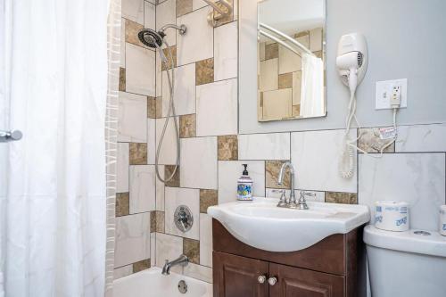 Koupelna v ubytování ATL Downtown 2BR King Bed Free Parking LM808