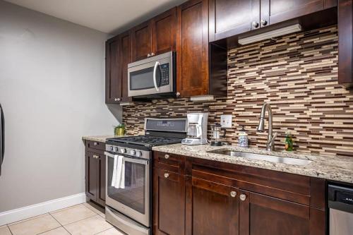 a kitchen with a stove and a microwave at ATL Downtown 2BR King Bed Free Parking LM808 in Atlanta