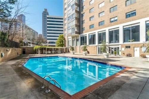 a large blue swimming pool in front of a building at ATL Downtown 2BR King Bed Free Parking LM808 in Atlanta