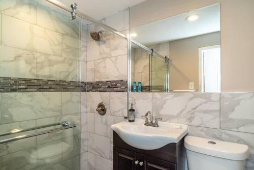 een badkamer met een wastafel, een douche en een toilet bij ATL Downtown 2BR King Bed Free Parking LM1008 in Atlanta
