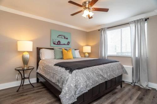 een slaapkamer met een bed en een plafondventilator bij ATL Downtown 2BR King Bed Free Parking LM1008 in Atlanta