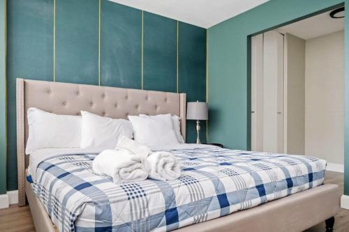 una camera da letto con un letto e asciugamani di Atlanta Downtown City View 18th Floor Condo 1B1B LM1810 ad Atlanta