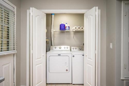 諾克羅斯的住宿－NEW 2b2b ENTIRE TOWNHOUSE PLACE COZY and QUIET，厨房配有白色炉灶和洗碗机。