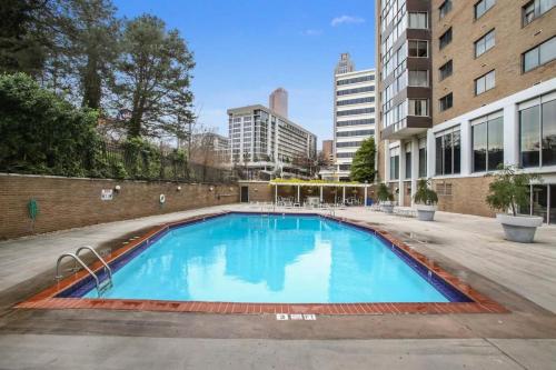 an empty swimming pool in an apartment building at 2B1B Modern Downtown ATL Condo w 1 Free Parking LM1007 in Atlanta