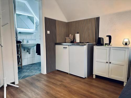 uma cozinha com um balcão e um lavatório num quarto em FeWo Burgnest em Bad Bentheim