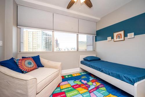 ein Schlafzimmer mit einem Bett und einer Couch und einem Fenster in der Unterkunft Downtown Atl Condo Onsite Parking King bed & bonus room LM1901 in Atlanta