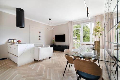 un soggiorno con tavolo in vetro e una sala da pranzo di EASY RENT Apartments- CityCenter Place a Lublino