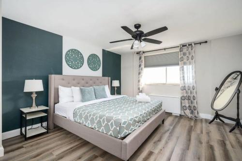 - une chambre avec un lit et un ventilateur de plafond dans l'établissement Atlanta Downtown City View Condo Free Parking LM1606, à Atlanta