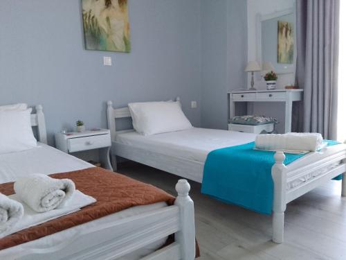 ein Schlafzimmer mit 2 Betten und Handtüchern darauf in der Unterkunft Dimitris Apartments Messongi in Mesongi