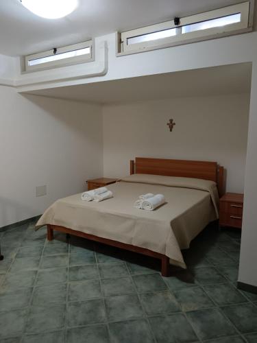 a bedroom with a bed with two towels on it at Casa Beatrice in Specchiolla 