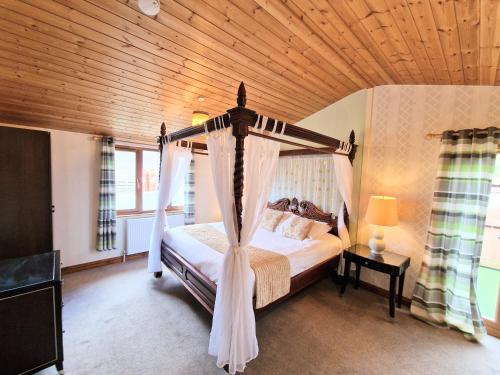 Postel nebo postele na pokoji v ubytování Lomond 3 with Private Hot Tub - Fife - Loch Leven - Lomond Hills -Pet Friendly