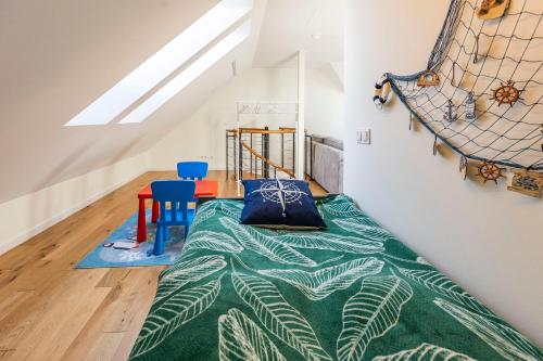 - une chambre avec un lit et une couette verte dans l'établissement SEA Apartment Porto Łeba, à Łeba