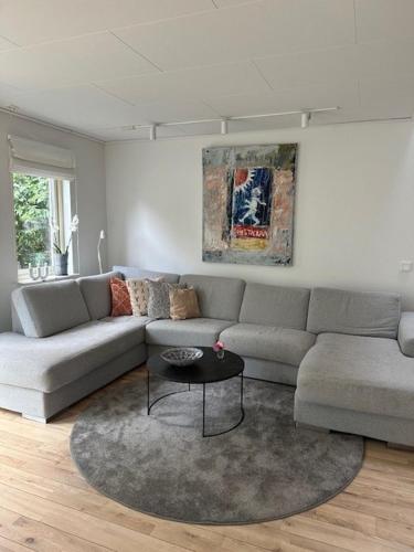 uma sala de estar com um sofá e uma mesa em Casa Abba em Lomma