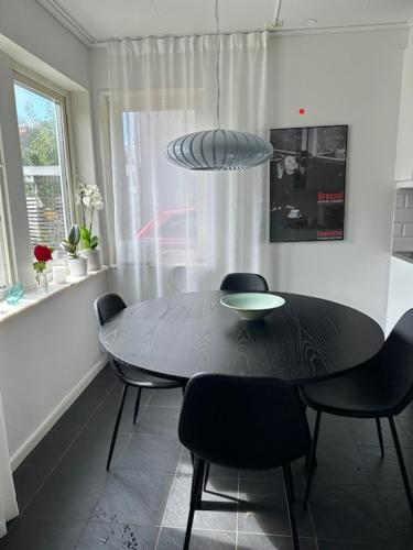 uma sala de jantar com uma mesa preta e cadeiras em Casa Abba em Lomma