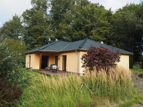 ein kleines gelbes Haus mit schwarzem Dach in der Unterkunft Ferienhaus für 6 Personen ca 128 m in Sanitz, Ostseeküste Deutschland Landkreis Rostock in Sanitz