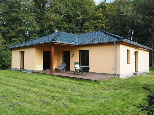 ein kleines Haus mit einer Terrasse im Hof in der Unterkunft Ferienhaus für 6 Personen ca 128 m in Sanitz, Ostseeküste Deutschland Landkreis Rostock in Sanitz