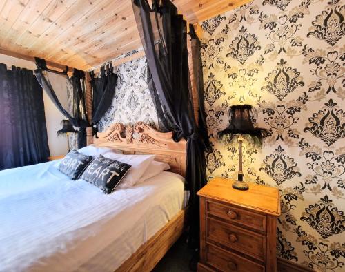 A bed or beds in a room at Lomond 2 with Private Hot Tub - Fife - Loch Leven - Lomond Hills