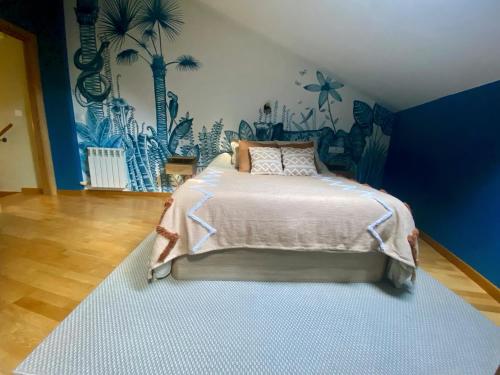 1 dormitorio con 1 cama con pared azul en Dúplex en el corazón de Haro, en Haro