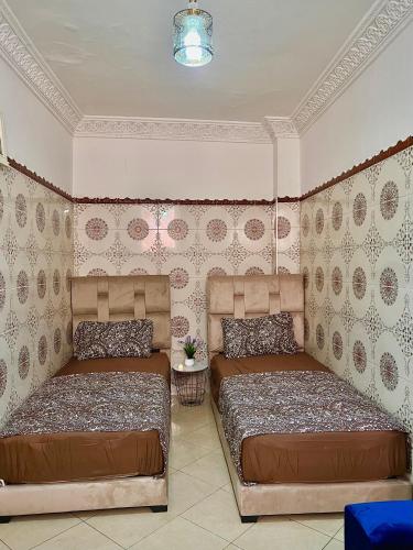 2 camas en una habitación con 2 camas sidx sidx sidx en Dar el omari en Rabat