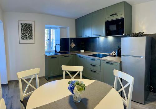cocina con mesa y nevera en House Verde - private house with seaview, en Dubrovnik
