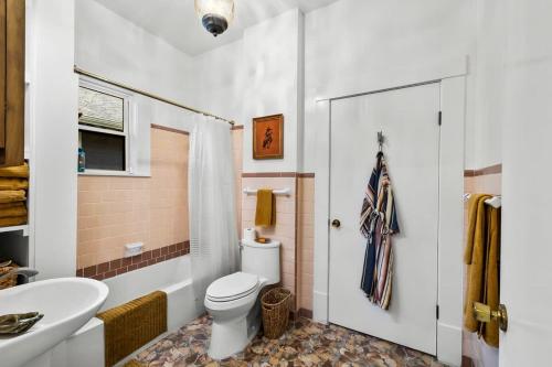 a bathroom with a toilet and a tub and a sink at Retro Austin Home S Congress Ave in Austin