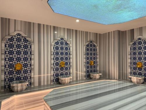 Ankawa Holiday Hotel في أربيل: مرحلة ذات نوافذ زجاجية ملونة ثلاثية وسقف أزرق
