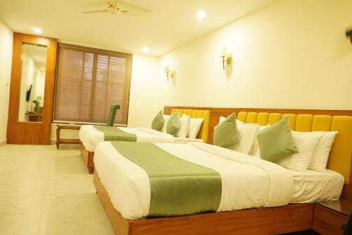 SoonStay Heera Residency في بوبال: غرفة نوم بسريرين في غرفة