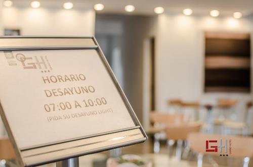 Un cartel que dice restaurante horatio de un hotel en Grand Hotel, en San Fernando del Valle de Catamarca