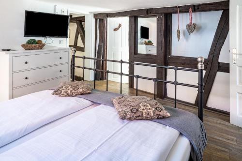 Un pat sau paturi într-o cameră la Gästehaus Vis à Vis