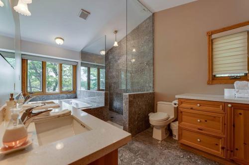 Kamar mandi di Mirror Mirror Fabulous newly renovated 8 bedroom Muskoka cottage