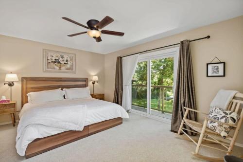 Postel nebo postele na pokoji v ubytování Beach Haven A Charming Lake Muskoka family cottage