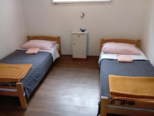 Postel nebo postele na pokoji v ubytování Simple room for 2 with bathroom close to the sea