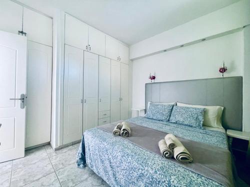 - une chambre avec un lit et des serviettes dans l'établissement Ladyhouse Yumbo, à Playa del Ingles