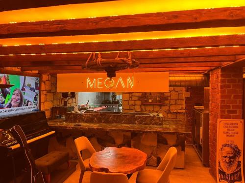 セェフェリヒサールにあるhotel budapestのテーブルとメキシコの看板があるレストラン
