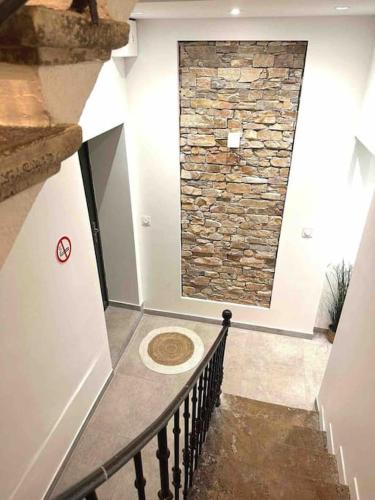 un couloir avec un mur en pierre et un escalier avec une fenêtre dans l'établissement 