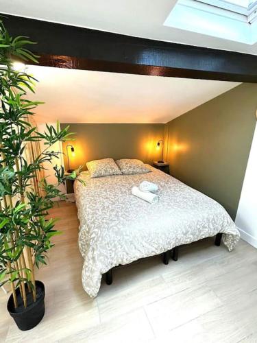 une chambre avec un grand lit dans une pièce dans l'établissement 