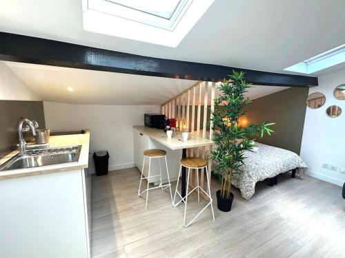 une chambre avec un lit et une cuisine avec un évier dans l'établissement 