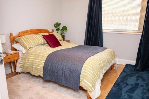 um quarto com uma cama e uma janela em Modern apartment in the Heart of Sligo Town em Sligo