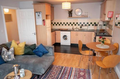 uma sala de estar com um sofá e uma mesa em Modern apartment in the Heart of Sligo Town em Sligo