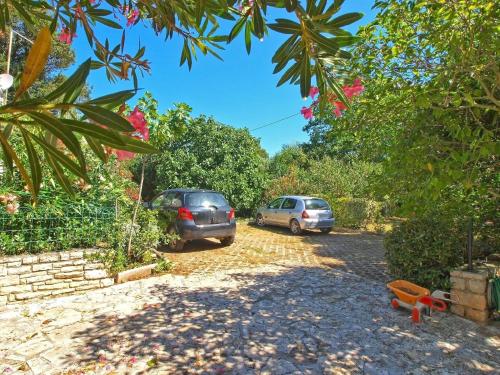zwei Autos, die in der Einfahrt eines Hauses geparkt sind in der Unterkunft Studio für 2 Personen ca 35 qm in Premantura, Istrien Istrische Riviera - b60965 in Premantura