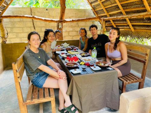 grupa ludzi siedzących przy stole w obiekcie Maika safari lodge w mieście Udawalawe
