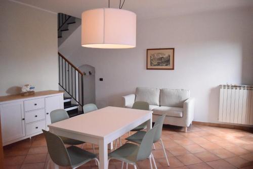 迪亞諾馬里納的住宿－Casa a Diano con giardino，一间配备有白色桌椅的用餐室
