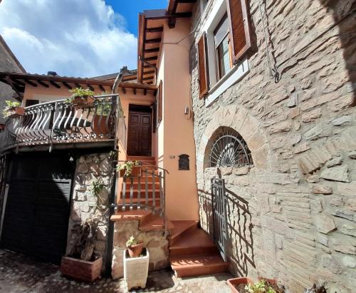 een stenen huis met een poort en een trap ervoor bij Eremo di Santo Apollinare in Messenano