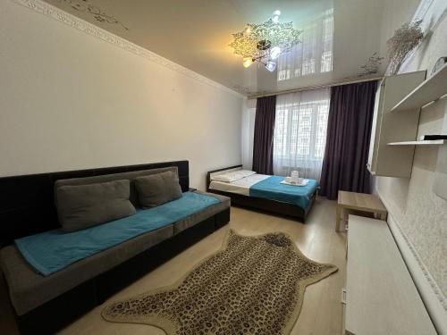 Rakhat的住宿－ЖК Сезам，一间小卧室,配有床和窗户