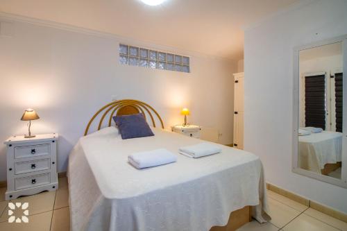 sypialnia z łóżkiem i dwoma ręcznikami na nim w obiekcie Villa Airlie by Abahana Villas w mieście Calpe