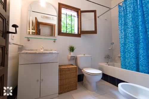 a bathroom with a toilet and a sink and a tub at Villa Albatros by Abahana Villas in Benissa